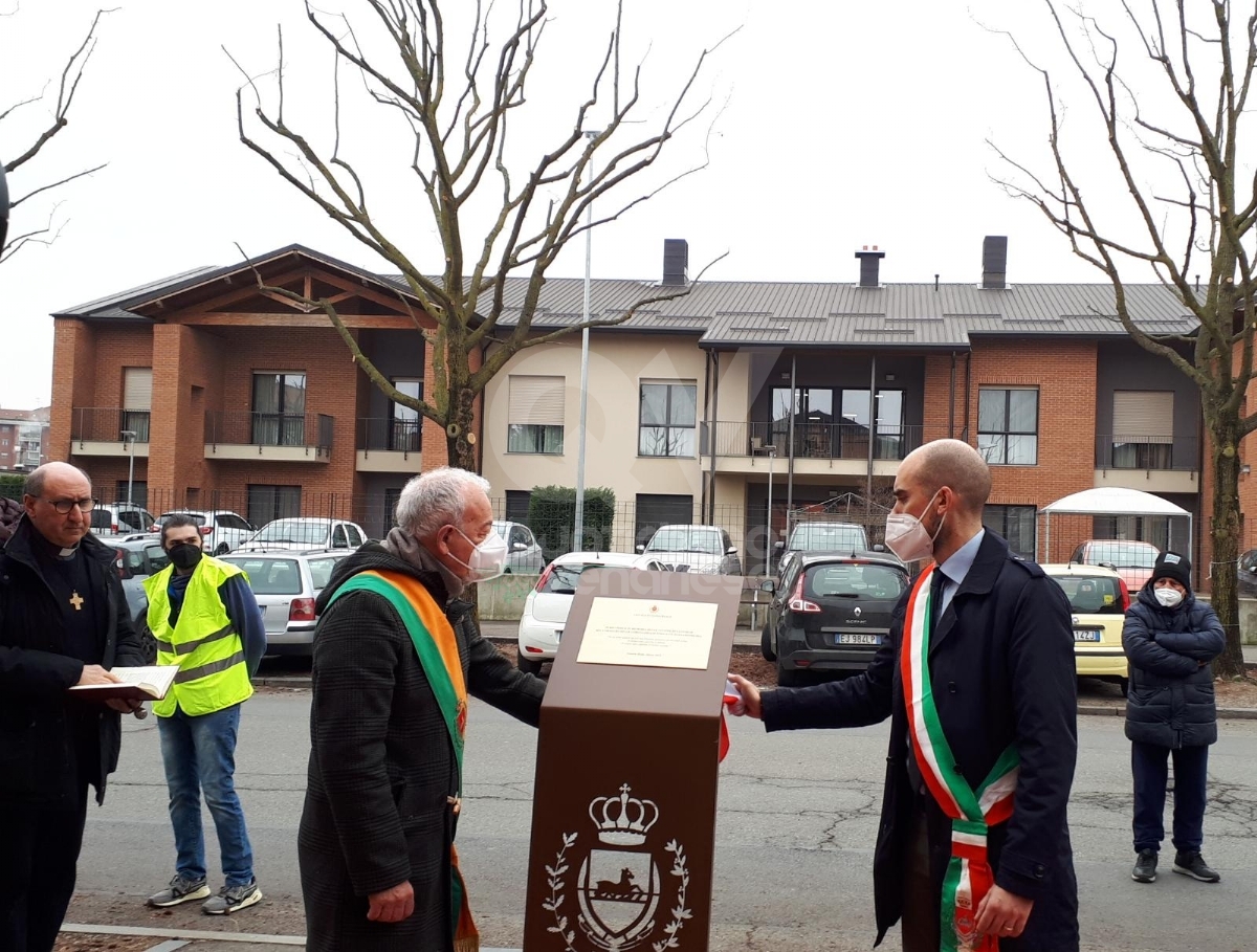 VENARIA - In via Fratelli Cervi svelata la targa a ricordo delle vittime del covid - FOTO