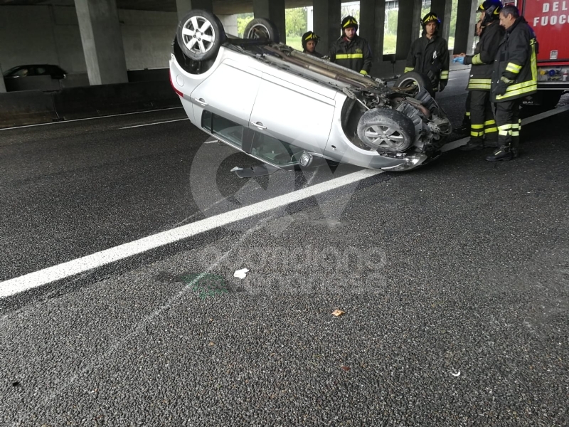 CAOS IN TANGENZIALE - Raffica di incidenti: due auto ribaltate e tre feriti