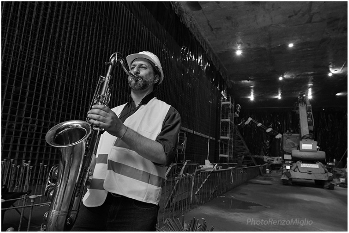 COLLEGNO - Un concerto di musica jazz nel cantiere della metropolitana: è «Squilli di musica e di vita» - FOTO E VIDEO