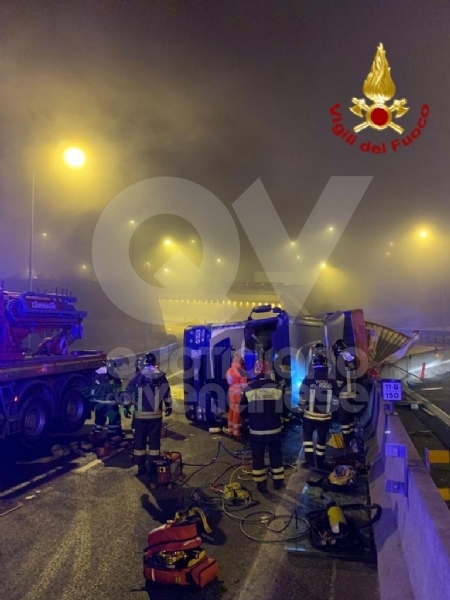 RIVOLI - Il tir si ribalta in tangenziale. Due i feriti: uno è grave al Cto - FOTO