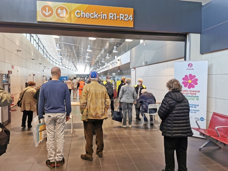 CASELLE - In aeroporto decolla il nuovo punto vaccinale: fino a mille vaccini al giorno - FOTO