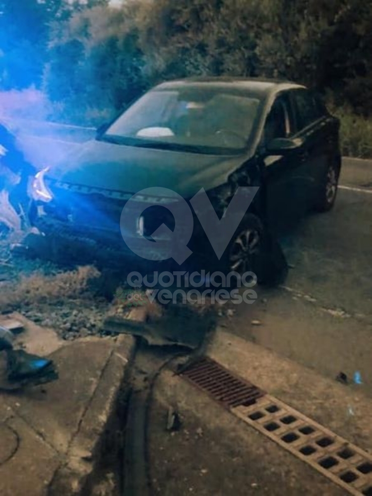 INCIDENTE AD ALPIGNANO - Auto esce di strada e si schianta contro un palo: due feriti - FOTO