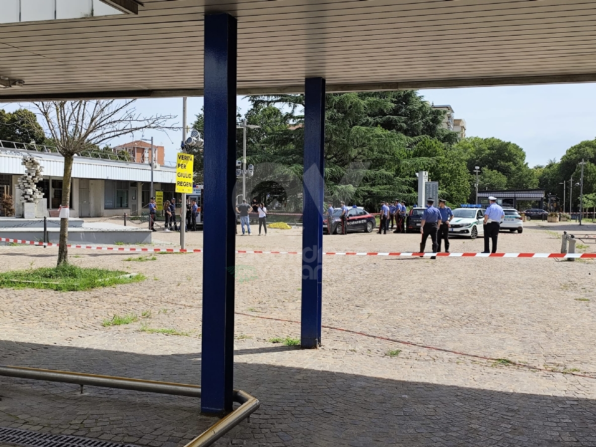 COLLEGNO - Omicidio-suicidio in piazza: «Mi hai rovinato la vita», 80enne spara alla moglie e poi si uccide - FOTO