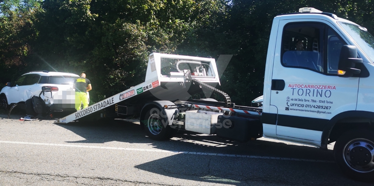 INCIDENTE A VENARIA In corso Machiavelli: scontro fra due auto, disagi al traffico - FOTO