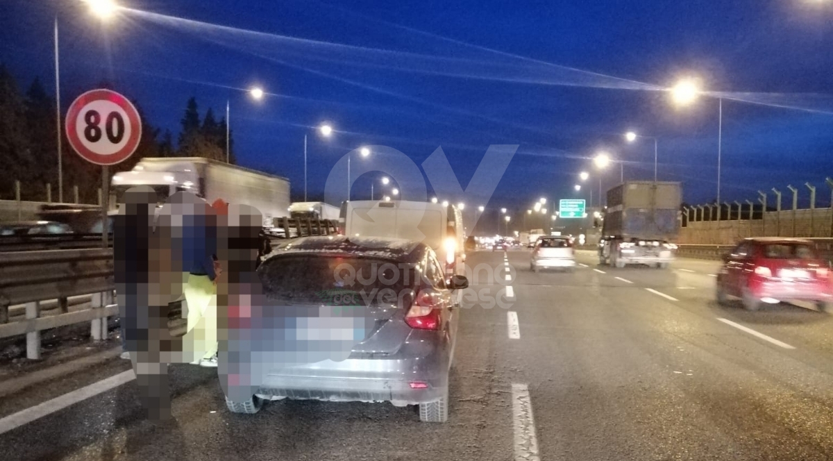 DOPPIO INCIDENTE IN TANGENZIALE A RIVOLI - Sei auto coinvolte, due persone ferite - FOTO