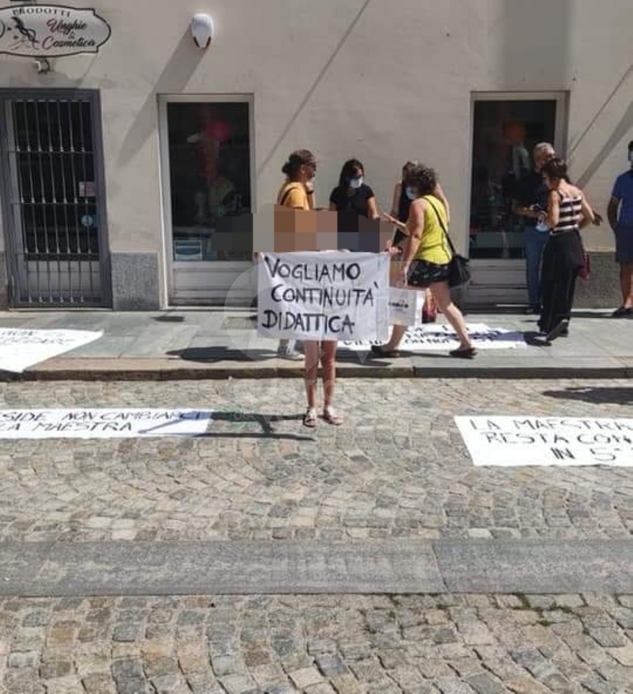 VENARIA - Protesta dei genitori della elementare De Amicis: «preside non cambiarci la maestra»