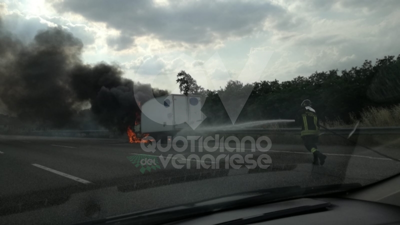 COLLEGNO - Furgone va a fuoco in tangenziale, e il traffico va in tilt