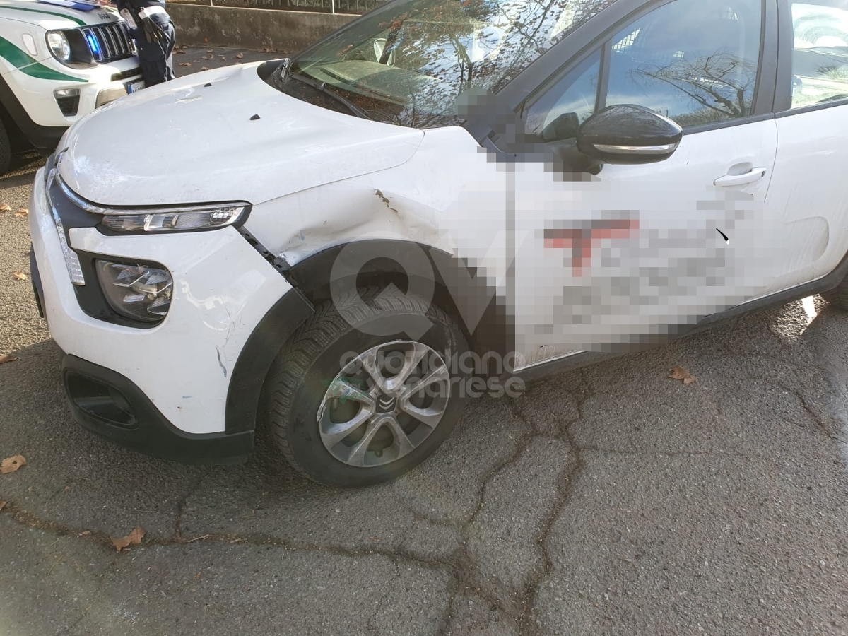 INCIDENTE A VENARIA - Scontro fra due auto: una si ribalta. Donna in ospedale - FOTO