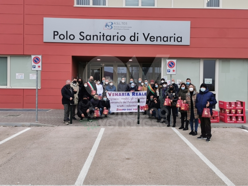 VENARIA - Panettoni e un applauso: il «grazie» del Comune al personale sanitario del Polo