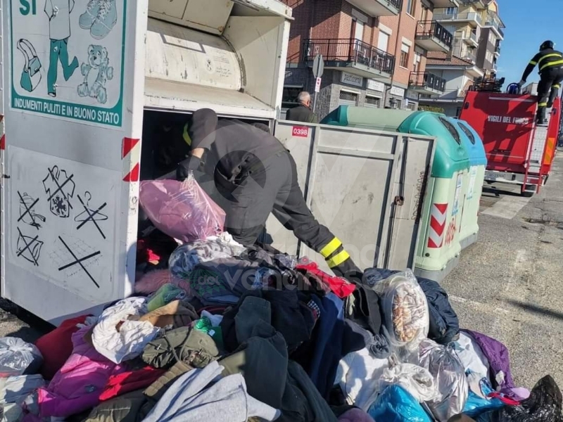 ALPIGNANO - Gattino rimane incastrato nel raccoglitore dei vestiti usati: salvato dai pompieri