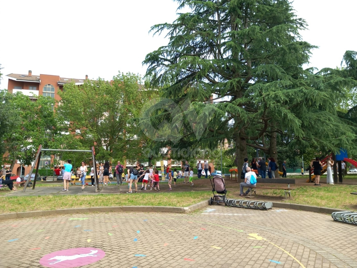 VENARIA - In via Petrarca il primo «parco giochi diffuso»: ideato dalle scuole «8 Marzo» e «Romero» - FOTO