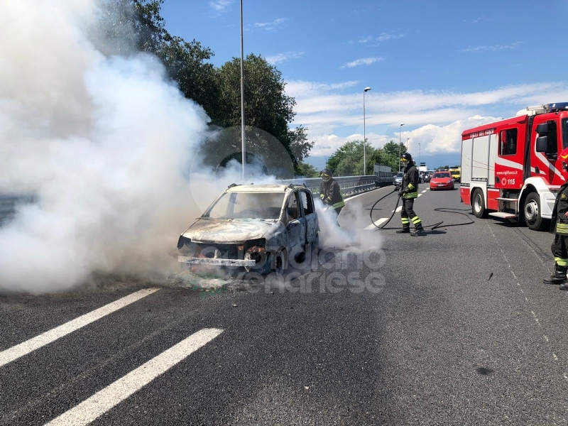 MAPPANO - A fuoco una Panda mentre sta percorrendo il Raccordo - FOTO