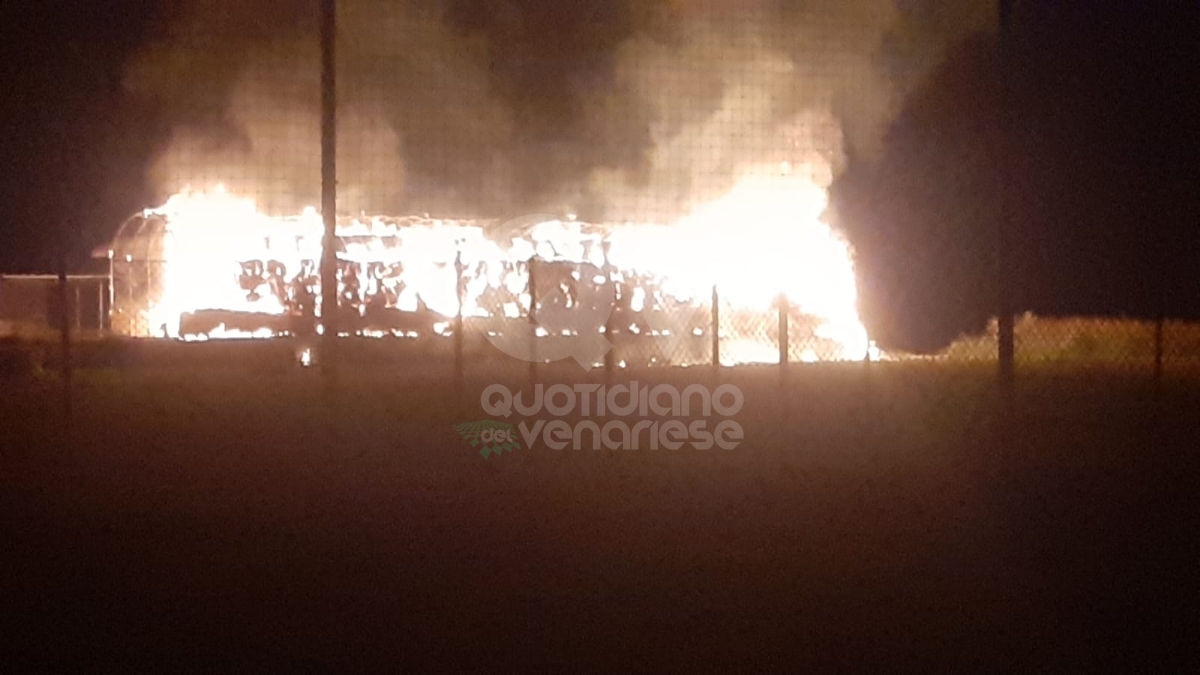 INCENDIO A COLLEGNO - A fuoco un cascinale a Savonera - FOTO