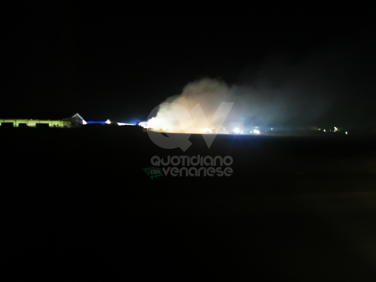 INCENDIO A COLLEGNO - A fuoco un cascinale a Savonera - FOTO