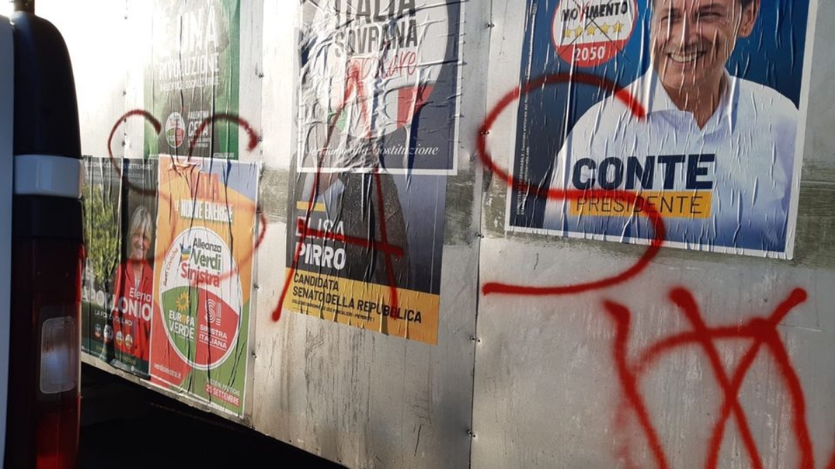 VENARIA - Idioti in azione, imbrattati i tabelloni elettorali con la scritta «Sinistra Nazista» - FOTO