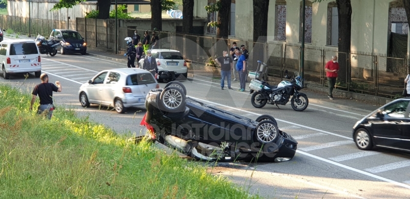 VENARIA - Scontro tra auto e scooter in via Cavallo: un uomo ferito, traffico in tilt