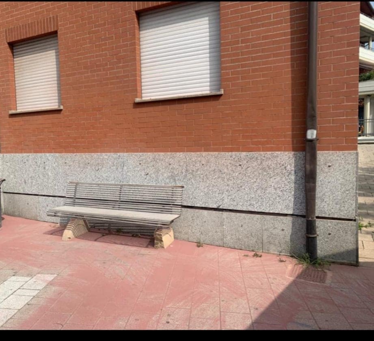 DRUENTO - Ripuliti dalle scritte i muri di piazza del Filatoio: ma controlli e telecamere dove sono? - FOTO