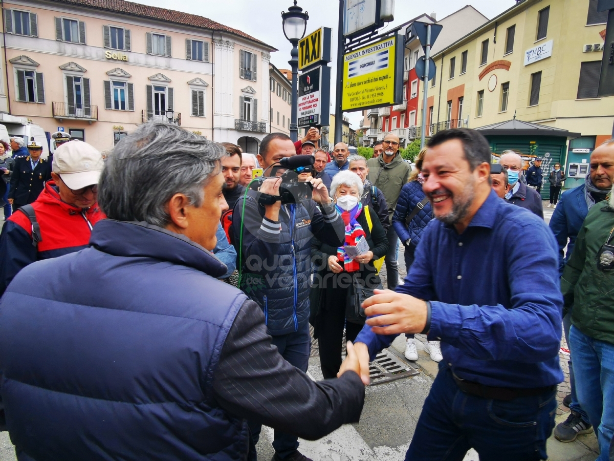 RIVOLI - Strette di mano, selfie e giro al mercato: la mattinata di Salvini in città - FOTO
