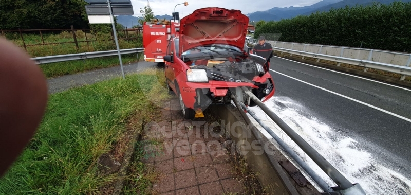 INCIDENTE SULLA SP2 - Auto esce di strada e si infila nel guardrail - FOTO
