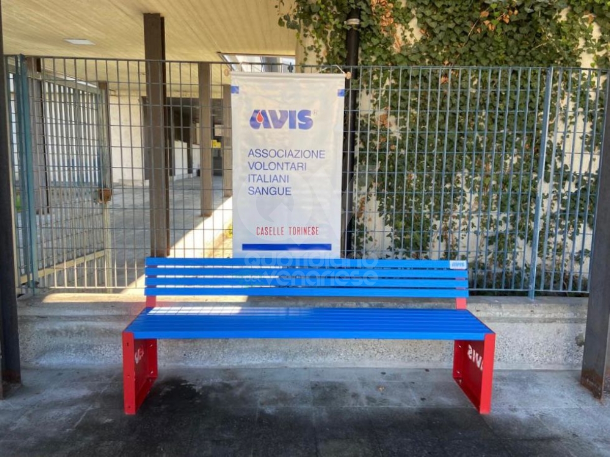 CASELLE - Al poliambulatorio di via Savonarola ecco due panchine donate dall'Avis - FOTO