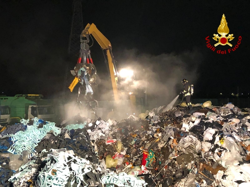SAVONERA - Incendio alla «Green Up»: rifiuti bruciati dalle fiamme