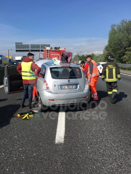 COLLEGNO - Pauroso incidente in tangenziale: tre auto coinvolte, una ragazza ferita