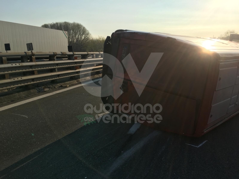 RIVOLI - Furgone si ribalta all'improvviso in autostrada: ferito il conducente