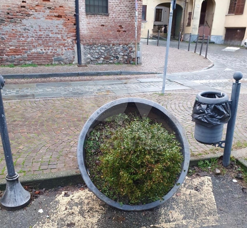 RIVOLI - Imbecilli in azione: vandalizzato il centro storico e il Villaggio di Babbo Natale