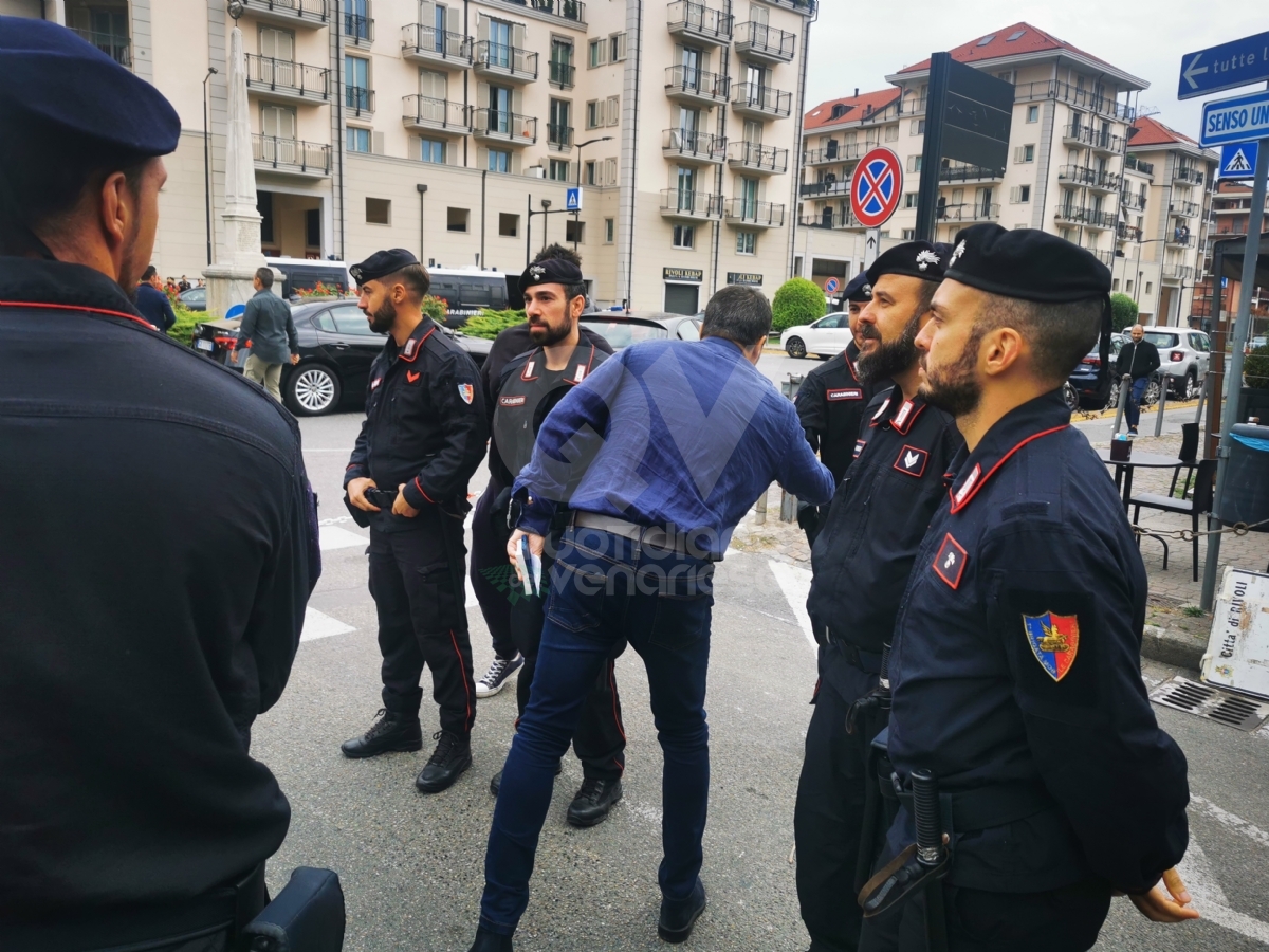 RIVOLI - Strette di mano, selfie e giro al mercato: la mattinata di Salvini in città - FOTO