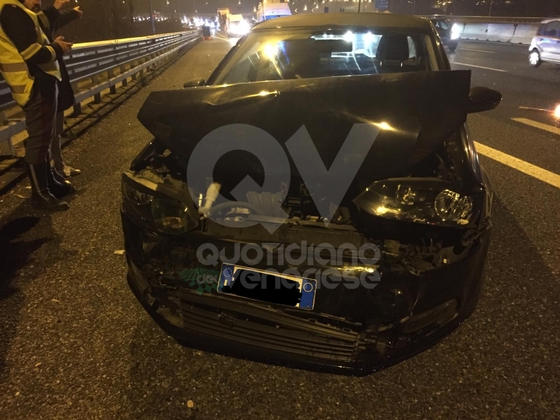 RIVOLI - Scontro in tangenziale: tre auto coinvolte e tre feriti