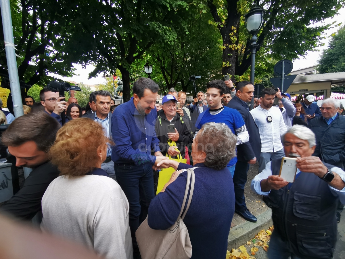 RIVOLI - Strette di mano, selfie e giro al mercato: la mattinata di Salvini in città - FOTO