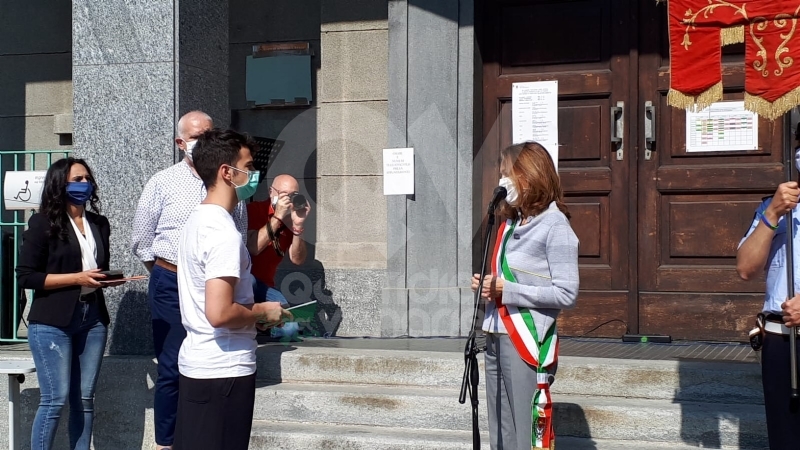 VENARIA - Festeggiato il 2 giugno in città: una copia della Costituzione ai neo maggiorenni - FOTO