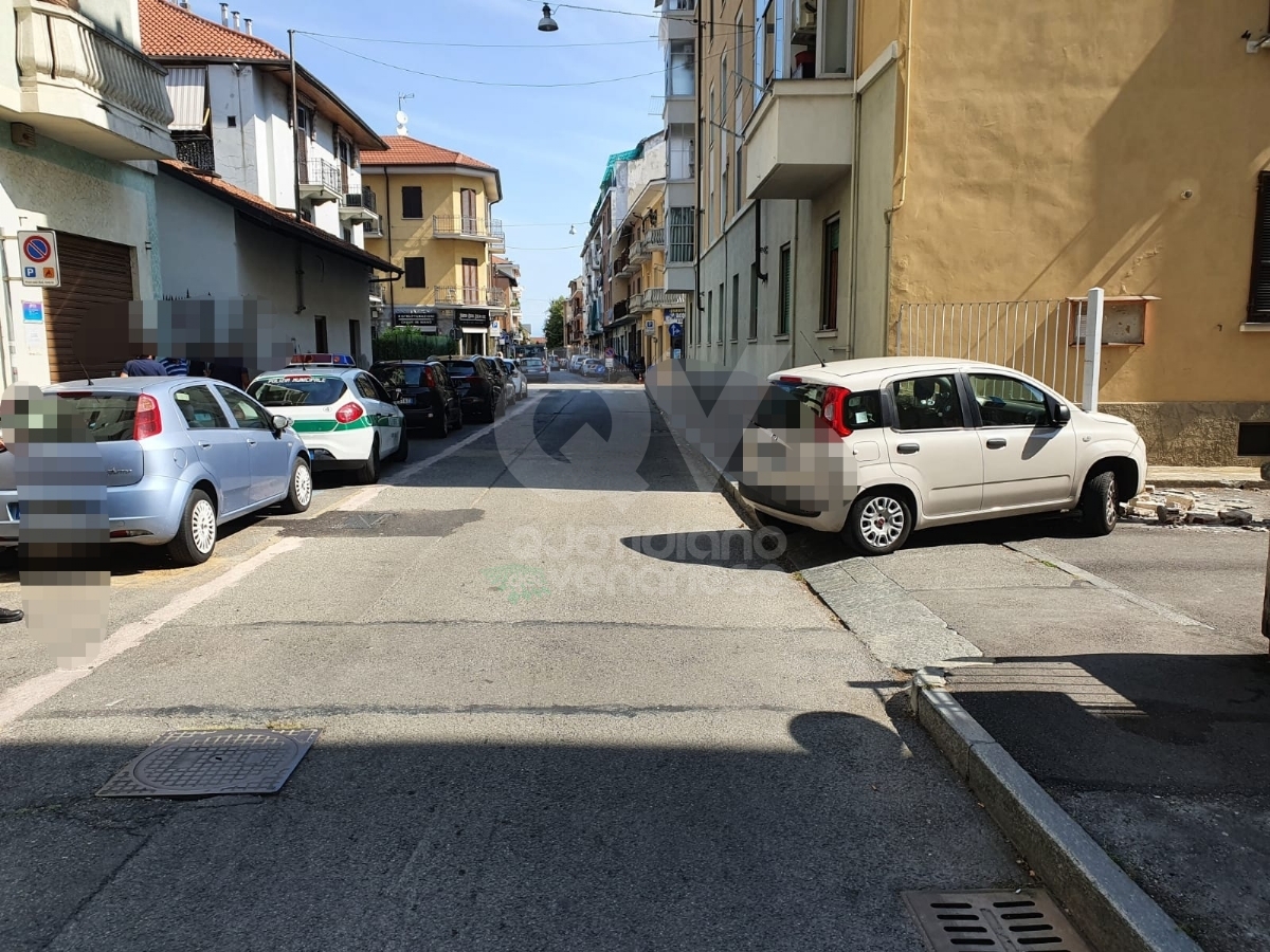 INCIDENTE A VENARIA - Perde il controllo dell'auto e finisce contro un muretto in via D'Annunzio - FOTO