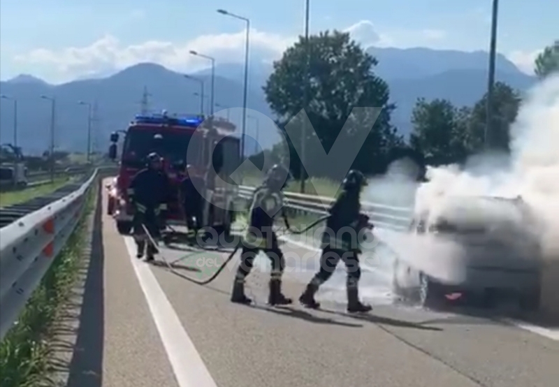 COLLEGNO - Auto in fiamme mentre percorre lo svincolo della tangenziale