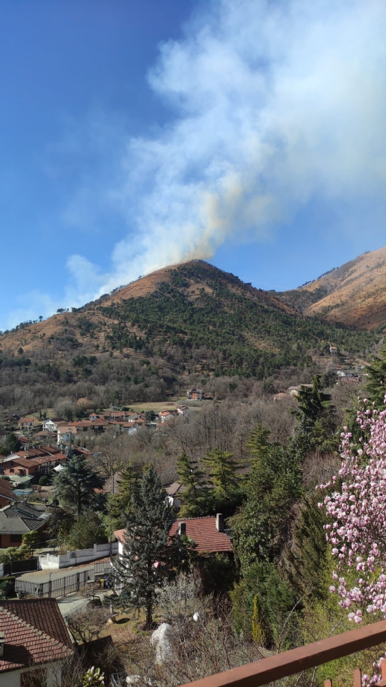 GIVOLETTO-VAL DELLA TORRE - Incendio in fase di spegnimento: ora è caccia ai piromani - FOTO