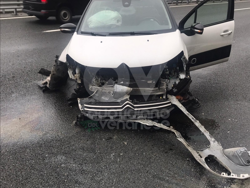RIVOLI - Scontro fra due auto in tangenziale: disagi al traffico, ma nessun ferito