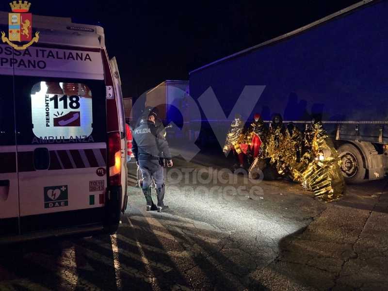TANGENZIALE DI TORINO - Sente dei rumori nel tir: dentro c'erano sette minorenni - FOTO