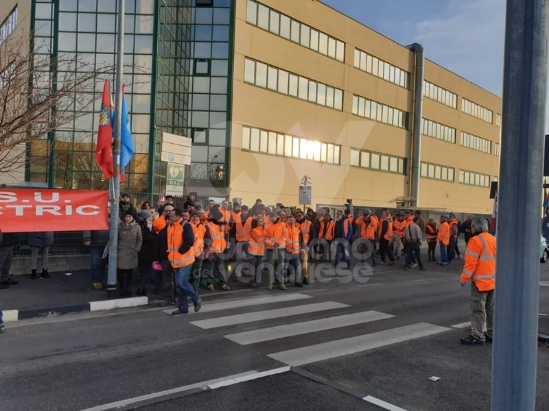 VENARIA - I lavoratori della Schneider in sciopero: 18 dipendenti in esubero