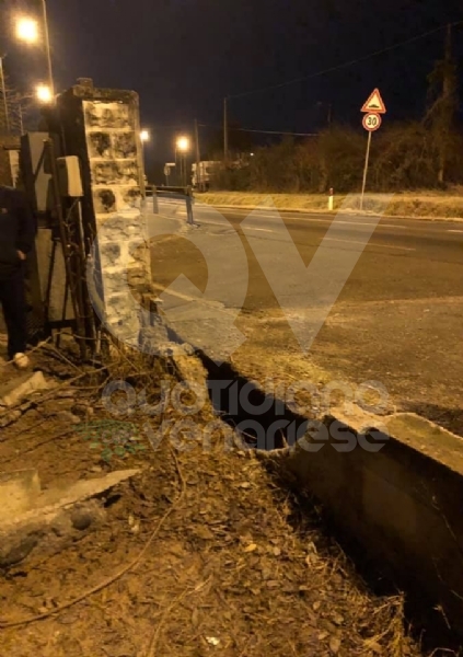 DRUENTO - Esce di strada e si abbatte sulla cancellata dell'abitazione: miracolosamente illeso