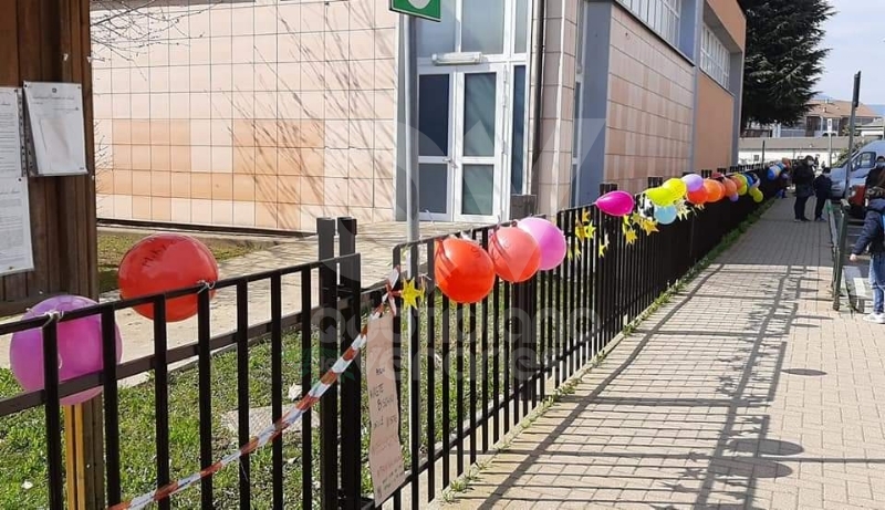 DRUENTO - Corde, palloncini e disegni: successo per il flash-mob per chiedere il ritorno in classe