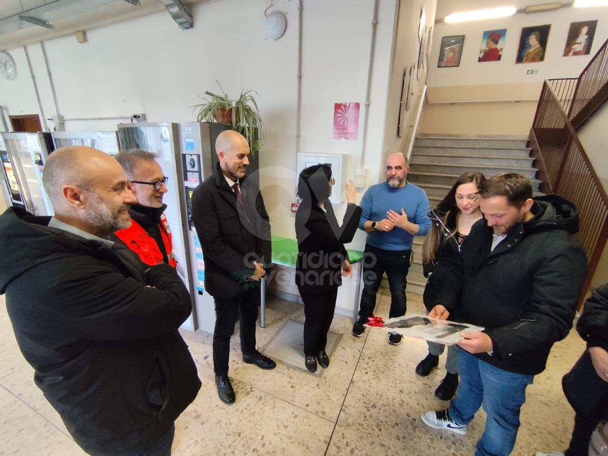 VENARIA - Un nuovo defibrillatore al liceo Juvarra in ricordo di Maria Arabia - FOTO