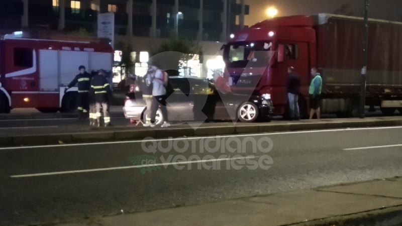 VENARIA-TORINO - Scontro tir-Bmw in via Druento: una persona rimasta ferita