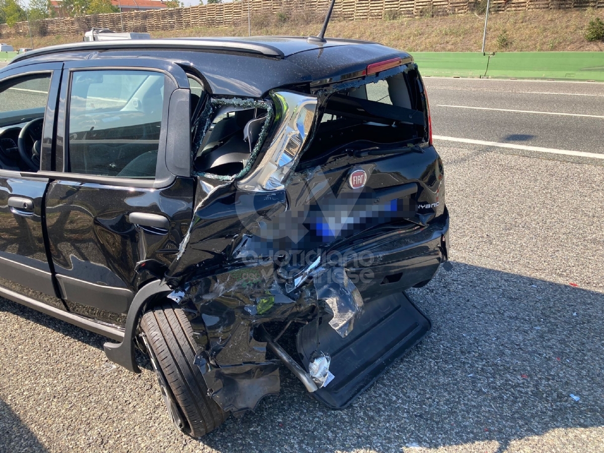 INCIDENTE IN TANGENZIALE A VENARIA - Tamponamento fra due auto: disagi al traffico - FOTO