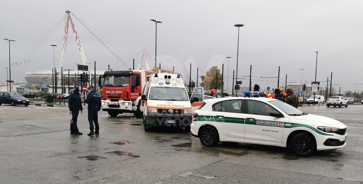 INCIDENTE FRA TORINO E VENARIA - Scontro fra tre auto all'incrocio tra corso Alessandria e via Druento: 2 ferite - FOTO