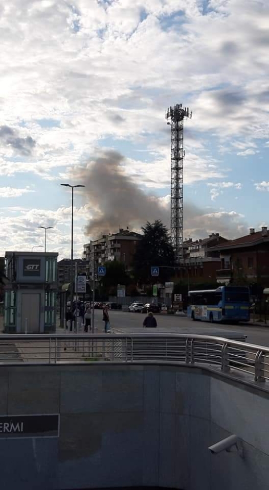 TORINO - Incendio in un magazzino edile: colonna di fumo visibile anche da Collegno - FOTO