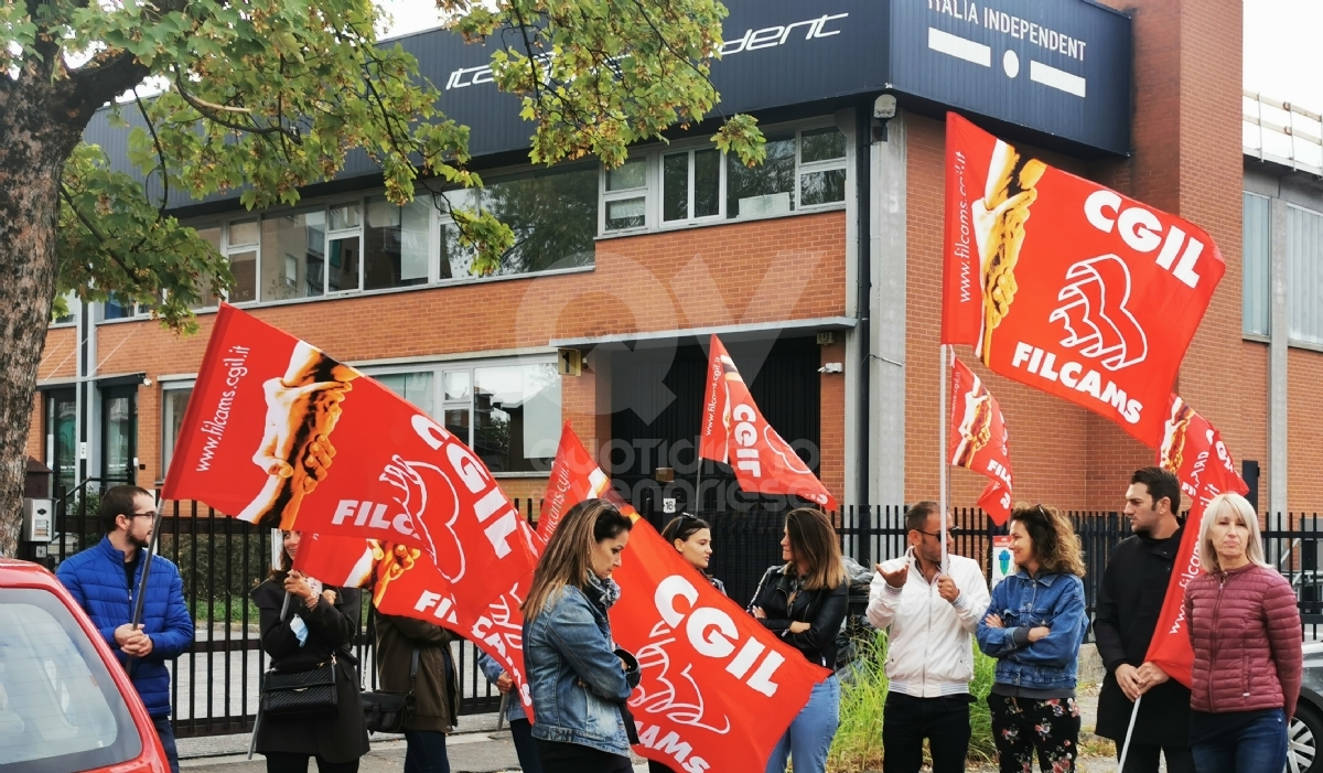 VENARIA - La protesta dei lavoratori di «Italia Independent»: «siamo senza un futuro» - FOTO