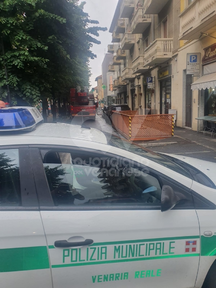 MALTEMPO A VENARIA - Calcinacci caduti sul marciapiede in corso Matteotti - FOTO
