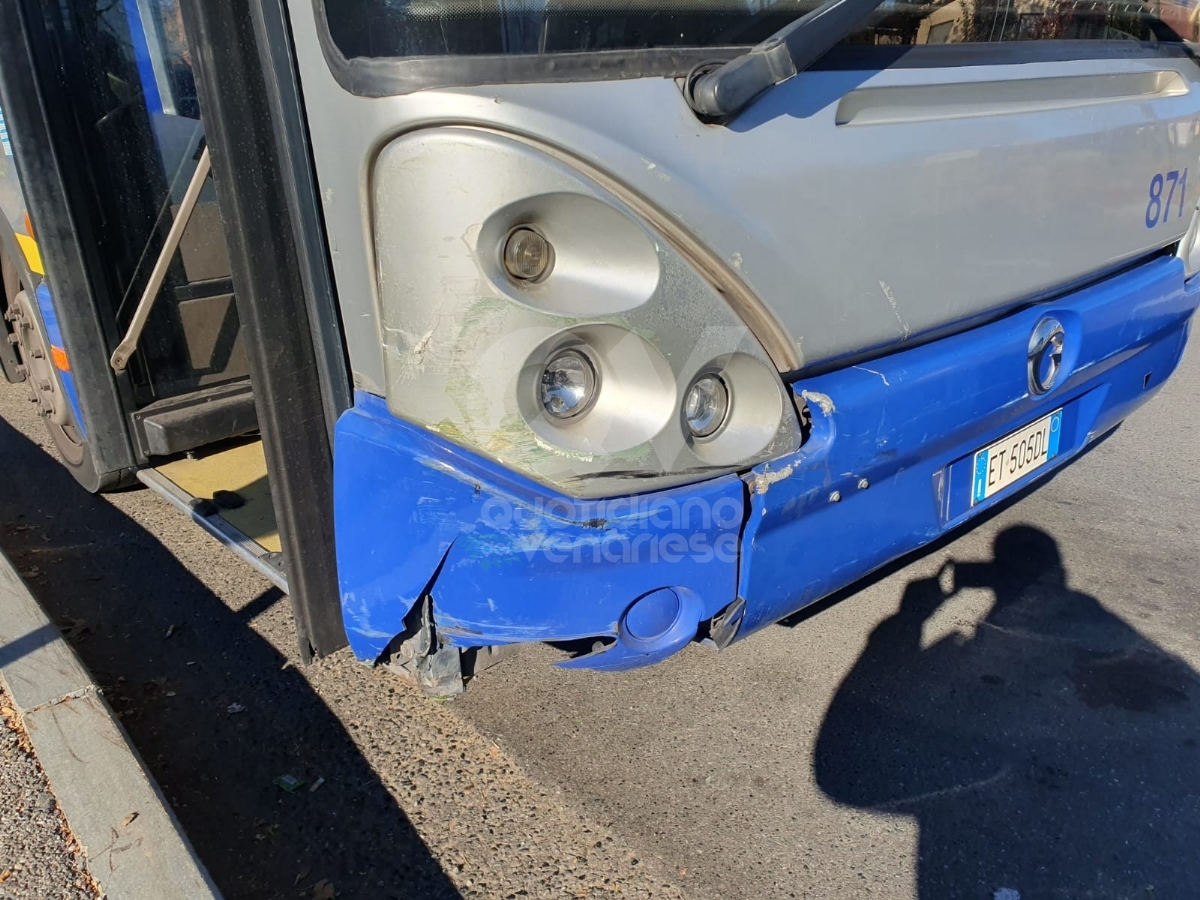 INCIDENTE A VENARIA - Autobus Gtt sbaglia manovra e finisce contro il dehor - FOTO