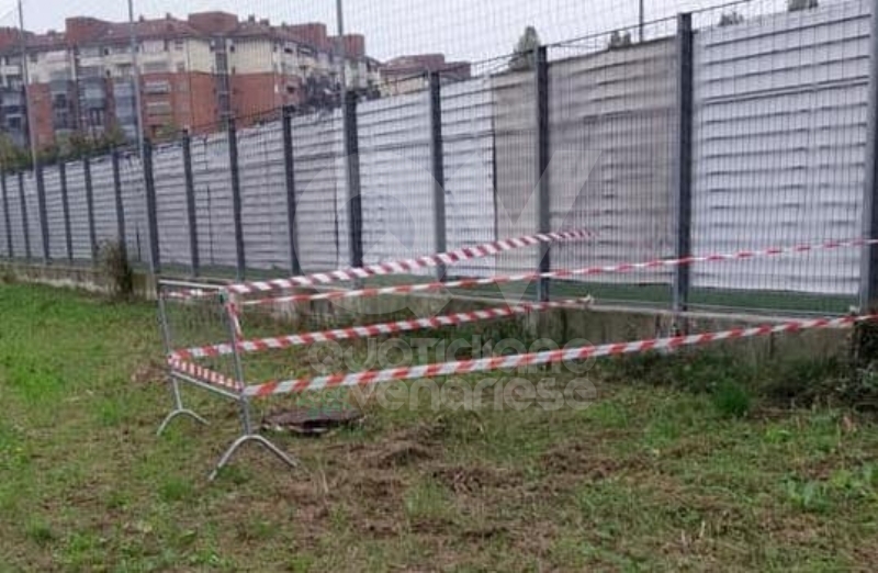 VENARIA - Tombini rotti al Don Mosso: ecco transenne e nastri dopo la denuncia del Venaria Calcio