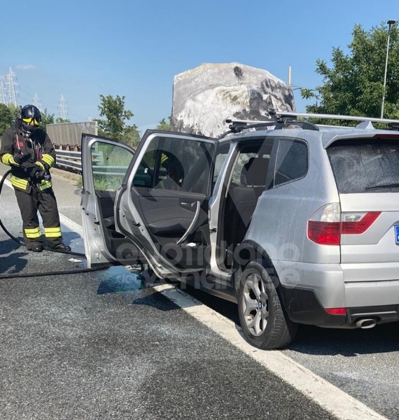 TORINO-VENARIA - Auto prende fuoco mentre é in marcia in tangenziale: famiglia ne esce indenne